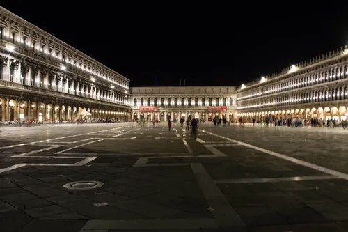 St. Mark's Square בלילה, הזמן היחיד שאין שם מאות תיירים